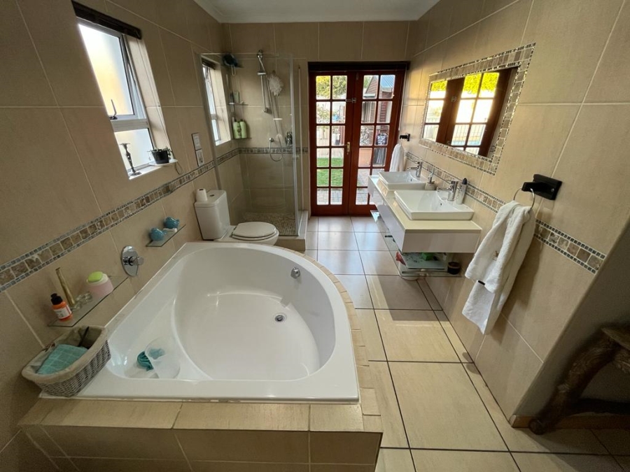 To Let 5 Bedroom Property for Rent in Richwood Western Cape